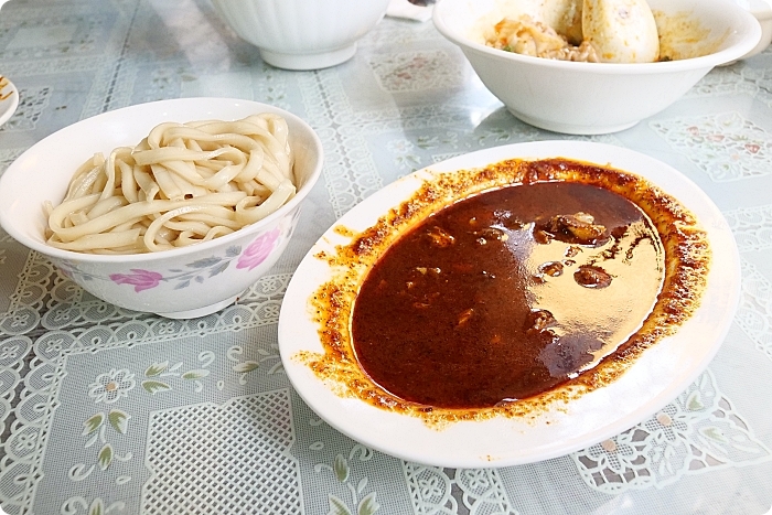 跑再遠也要吃這碗。必點麻辣酸甜從齒間迸發出的紅油抄手，小菜櫃裡的麻辣雞也超下飯。新店 南川麵館 @捲捲頭 Wonderful 品味。生活