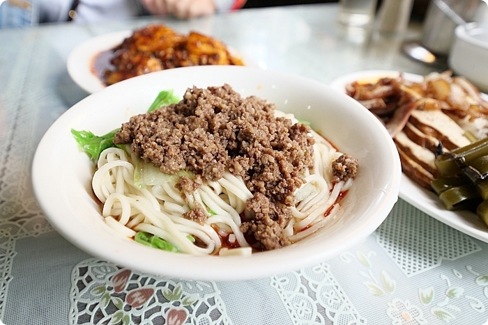 跑再遠也要吃這碗。必點麻辣酸甜從齒間迸發出的紅油抄手，小菜櫃裡的麻辣雞也超下飯。新店 南川麵館 @捲捲頭 Wonderful 品味。生活