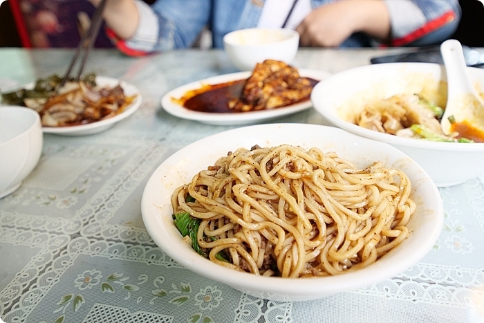 跑再遠也要吃這碗。必點麻辣酸甜從齒間迸發出的紅油抄手，小菜櫃裡的麻辣雞也超下飯。新店 南川麵館 @捲捲頭 Wonderful 品味。生活