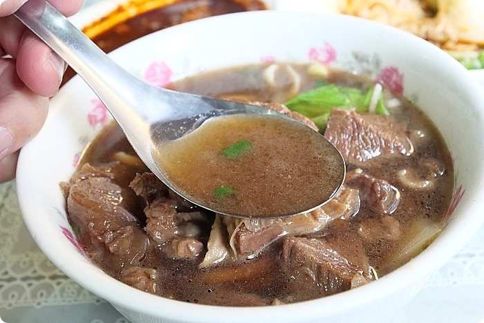 跑再遠也要吃這碗。必點麻辣酸甜從齒間迸發出的紅油抄手，小菜櫃裡的麻辣雞也超下飯。新店 南川麵館 @捲捲頭 Wonderful 品味。生活