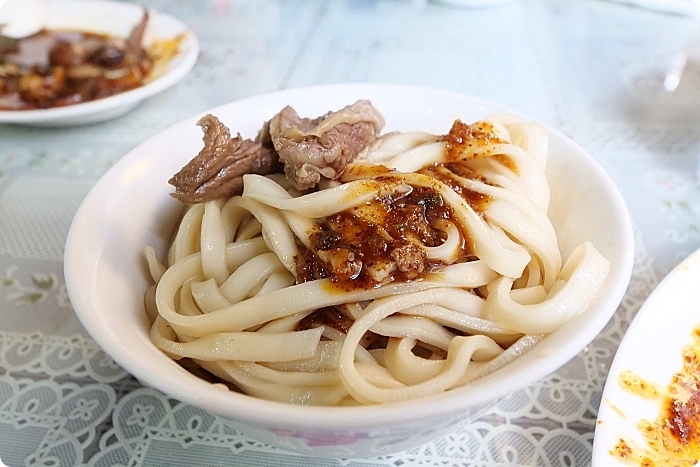 跑再遠也要吃這碗。必點麻辣酸甜從齒間迸發出的紅油抄手，小菜櫃裡的麻辣雞也超下飯。新店 南川麵館 @捲捲頭 Wonderful 品味。生活