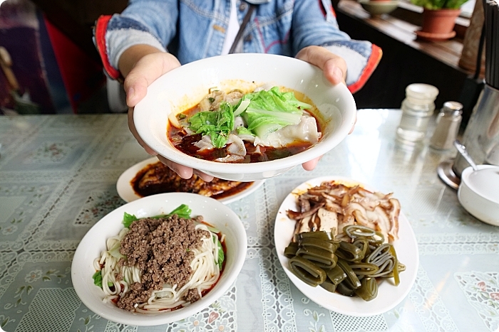 跑再遠也要吃這碗。必點麻辣酸甜從齒間迸發出的紅油抄手，小菜櫃裡的麻辣雞也超下飯。新店 南川麵館 @捲捲頭 Wonderful 品味。生活