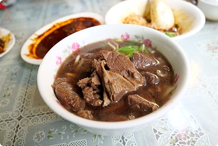 跑再遠也要吃這碗。必點麻辣酸甜從齒間迸發出的紅油抄手，小菜櫃裡的麻辣雞也超下飯。新店 南川麵館 @捲捲頭 Wonderful 品味。生活