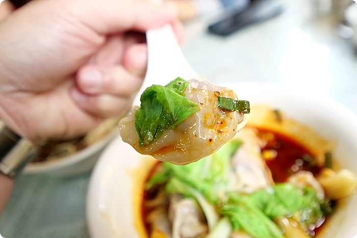 跑再遠也要吃這碗。必點麻辣酸甜從齒間迸發出的紅油抄手，小菜櫃裡的麻辣雞也超下飯。新店 南川麵館 @捲捲頭 Wonderful 品味。生活