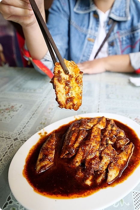 跑再遠也要吃這碗。必點麻辣酸甜從齒間迸發出的紅油抄手，小菜櫃裡的麻辣雞也超下飯。新店 南川麵館 @捲捲頭 Wonderful 品味。生活