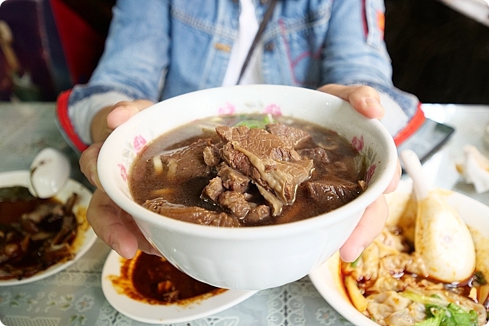 跑再遠也要吃這碗。必點麻辣酸甜從齒間迸發出的紅油抄手，小菜櫃裡的麻辣雞也超下飯。新店 南川麵館 @捲捲頭 Wonderful 品味。生活