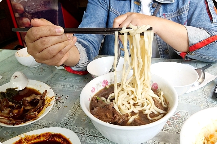 跑再遠也要吃這碗。必點麻辣酸甜從齒間迸發出的紅油抄手，小菜櫃裡的麻辣雞也超下飯。新店 南川麵館 @捲捲頭 Wonderful 品味。生活