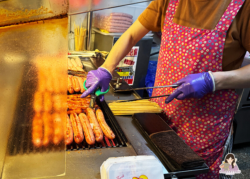 【龍山寺美食】李家現烤黑豬肉香腸,現烤現做,香腸的肥瘦比例和