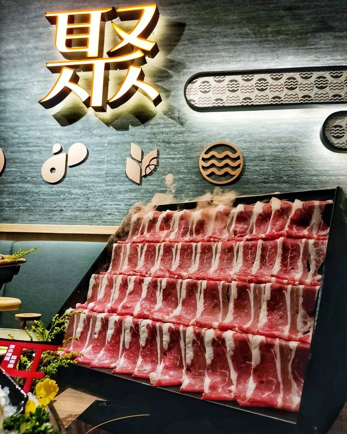 桃園中壢美食-聚北海道鍋物-自助吧268元牛肉壽喜燒吃到飽，肉肉瀑布也太仙氣飄飄了吧!!  (邀約) @民宿女王芽月-美食.旅遊.全台趴趴走