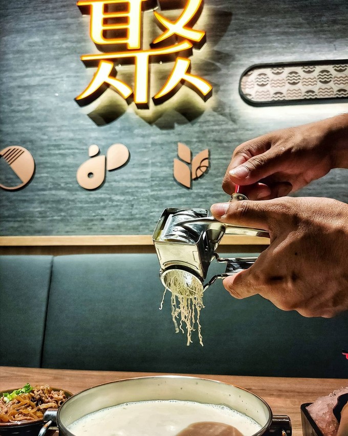 桃園中壢美食-聚北海道鍋物-自助吧268元牛肉壽喜燒吃到飽，肉肉瀑布也太仙氣飄飄了吧!!  (邀約) @民宿女王芽月-美食.旅遊.全台趴趴走