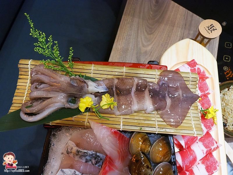 桃園中壢美食-聚北海道鍋物-自助吧268元牛肉壽喜燒吃到飽，肉肉瀑布也太仙氣飄飄了吧!!  (邀約) @民宿女王芽月-美食.旅遊.全台趴趴走