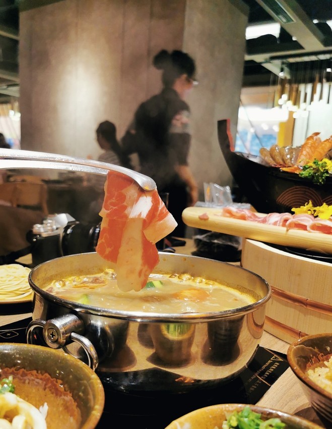 桃園中壢美食-聚北海道鍋物-自助吧268元牛肉壽喜燒吃到飽，肉肉瀑布也太仙氣飄飄了吧!!  (邀約) @民宿女王芽月-美食.旅遊.全台趴趴走