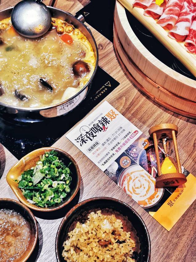 桃園中壢美食-聚北海道鍋物-自助吧268元牛肉壽喜燒吃到飽，肉肉瀑布也太仙氣飄飄了吧!!  (邀約) @民宿女王芽月-美食.旅遊.全台趴趴走