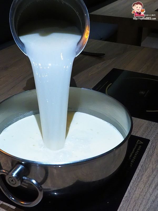 桃園中壢美食-聚北海道鍋物-自助吧268元牛肉壽喜燒吃到飽，肉肉瀑布也太仙氣飄飄了吧!!  (邀約) @民宿女王芽月-美食.旅遊.全台趴趴走