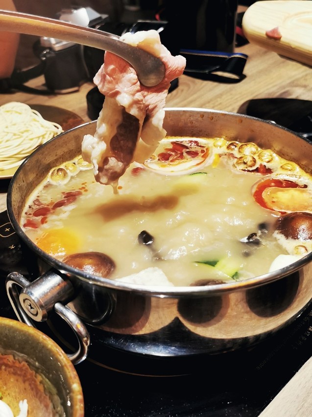 桃園中壢美食-聚北海道鍋物-自助吧268元牛肉壽喜燒吃到飽，肉肉瀑布也太仙氣飄飄了吧!!  (邀約) @民宿女王芽月-美食.旅遊.全台趴趴走