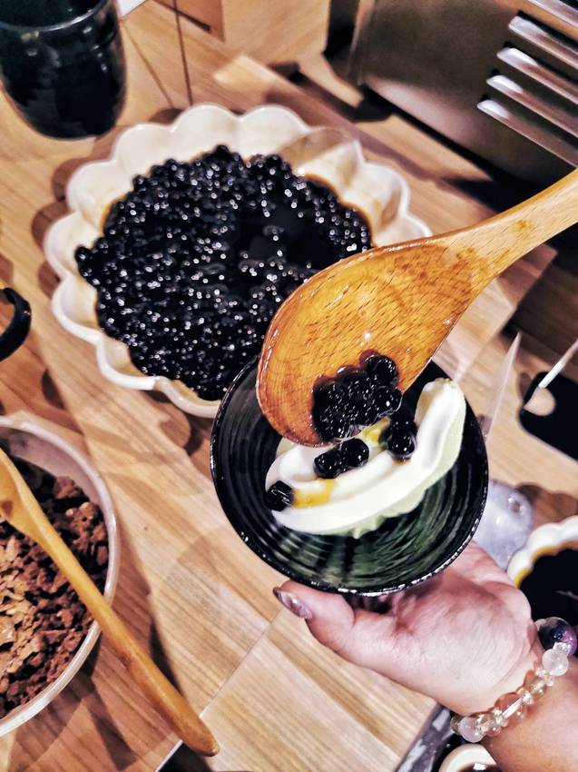 桃園中壢美食-聚北海道鍋物-自助吧268元牛肉壽喜燒吃到飽，肉肉瀑布也太仙氣飄飄了吧!!  (邀約) @民宿女王芽月-美食.旅遊.全台趴趴走