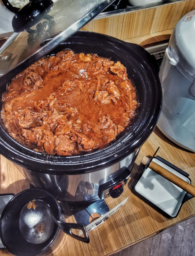 桃園中壢美食-聚北海道鍋物-自助吧268元牛肉壽喜燒吃到飽，肉肉瀑布也太仙氣飄飄了吧!!  (邀約) @民宿女王芽月-美食.旅遊.全台趴趴走