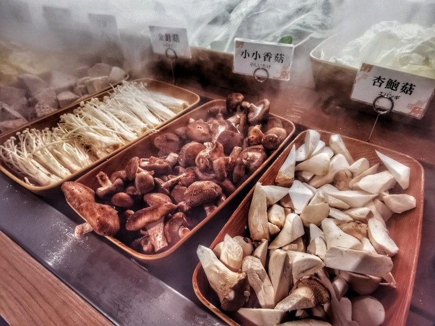 桃園中壢美食-聚北海道鍋物-自助吧268元牛肉壽喜燒吃到飽，肉肉瀑布也太仙氣飄飄了吧!!  (邀約) @民宿女王芽月-美食.旅遊.全台趴趴走