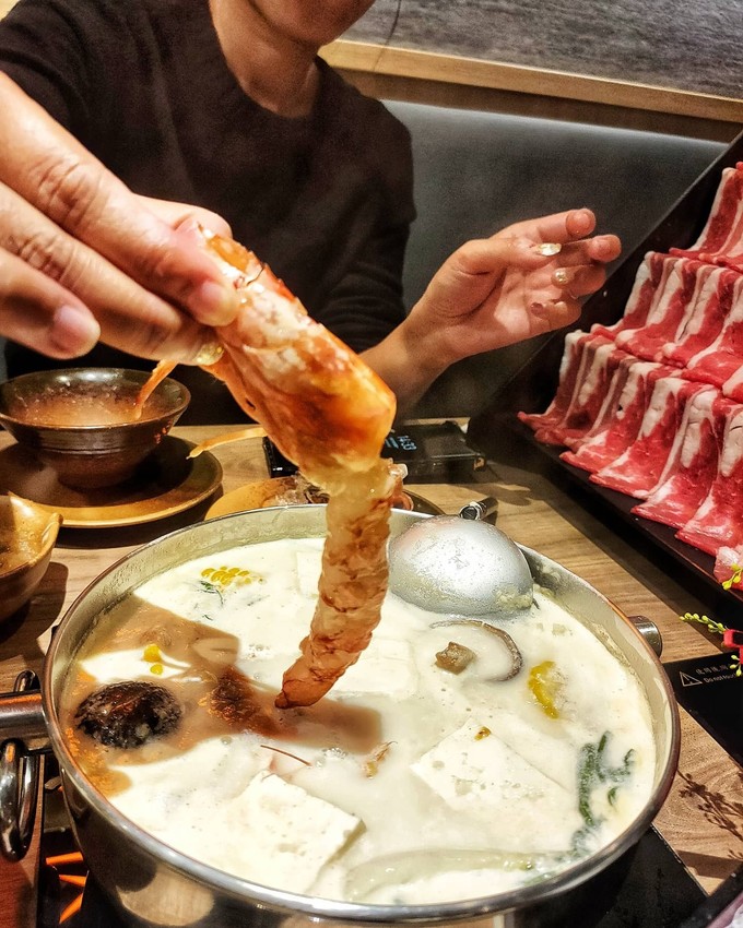 桃園中壢美食-聚北海道鍋物-自助吧268元牛肉壽喜燒吃到飽，肉肉瀑布也太仙氣飄飄了吧!!  (邀約) @民宿女王芽月-美食.旅遊.全台趴趴走