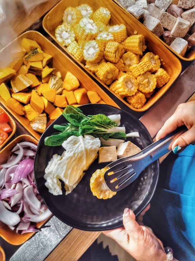 桃園中壢美食-聚北海道鍋物-自助吧268元牛肉壽喜燒吃到飽，肉肉瀑布也太仙氣飄飄了吧!!  (邀約) @民宿女王芽月-美食.旅遊.全台趴趴走