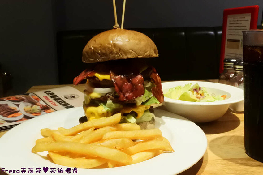 台北漢堡【史丹貓美式餐廳】西門町聚餐推薦！全日供餐松露香！比臉大的牛肉漢堡│義大利麵│運動賽事│萬華美食 - Fresa芙芮莎♥莎旅憶食