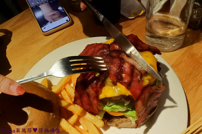 台北漢堡【史丹貓美式餐廳】西門町聚餐推薦！全日供餐松露香！比臉大的牛肉漢堡│義大利麵│運動賽事│萬華美食 - Fresa芙芮莎♥莎旅憶食