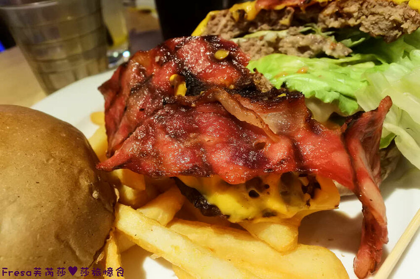 台北漢堡【史丹貓美式餐廳】西門町聚餐推薦！全日供餐松露香！比臉大的牛肉漢堡│義大利麵│運動賽事│萬華美食 - Fresa芙芮莎♥莎旅憶食