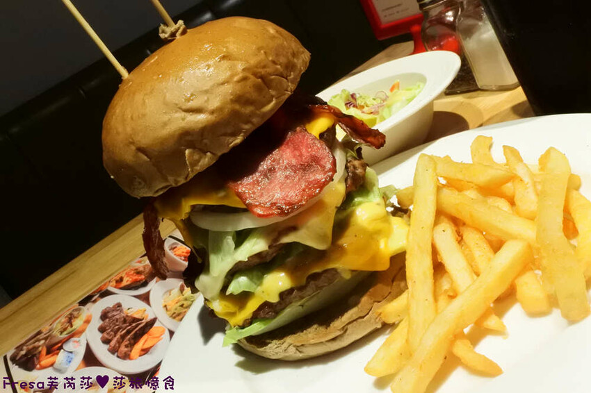 台北漢堡【史丹貓美式餐廳】西門町聚餐推薦！全日供餐松露香！比臉大的牛肉漢堡│義大利麵│運動賽事│萬華美食 - Fresa芙芮莎♥莎旅憶食