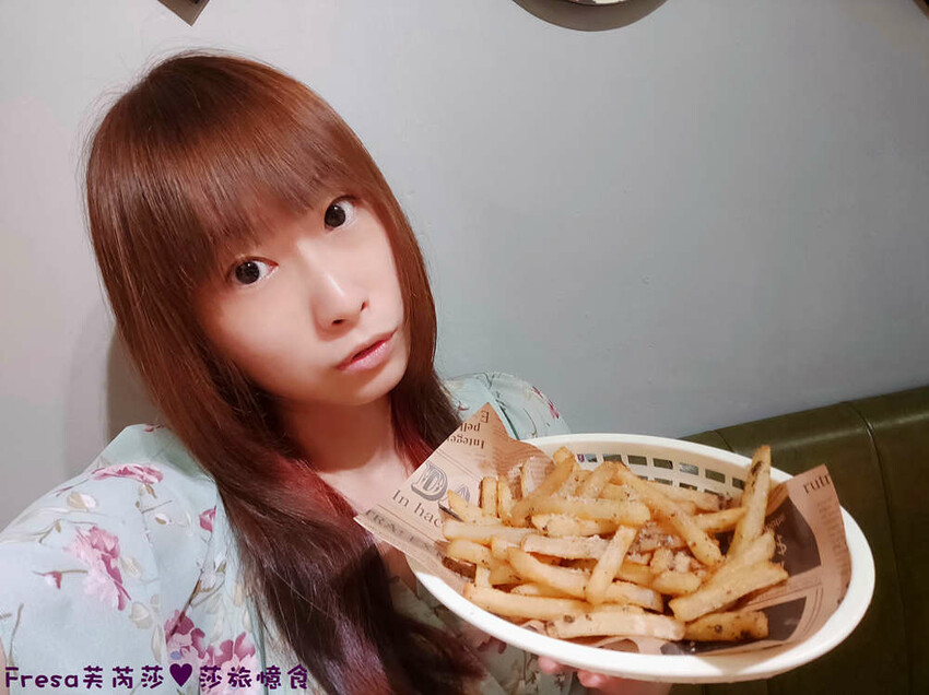 台北漢堡【史丹貓美式餐廳】西門町聚餐推薦！全日供餐松露香！比臉大的牛肉漢堡│義大利麵│運動賽事│萬華美食 - Fresa芙芮莎♥莎旅憶食