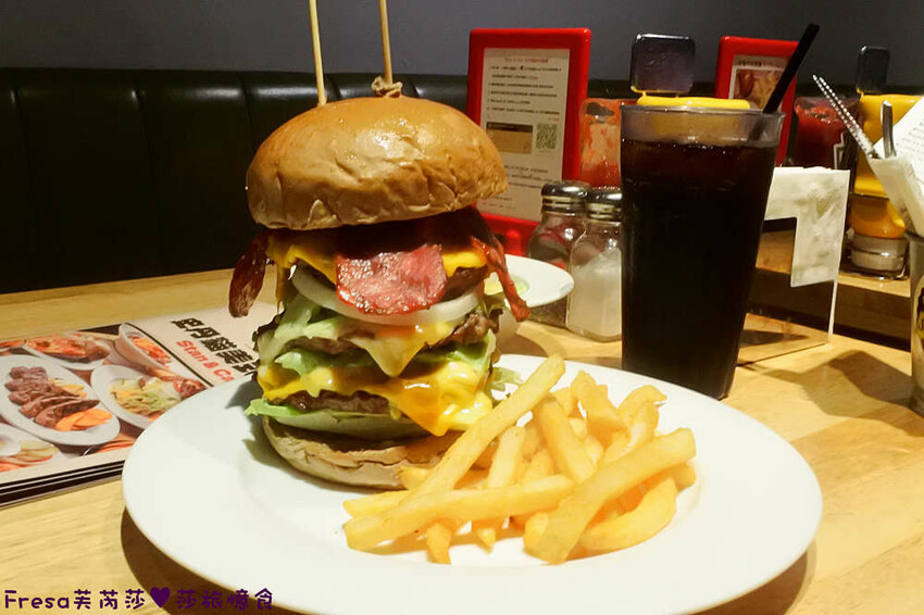 台北漢堡【史丹貓美式餐廳】西門町聚餐推薦！全日供餐松露香！比臉大的牛肉漢堡│義大利麵│運動賽事│萬華美食 - Fresa芙芮莎♥莎旅憶食