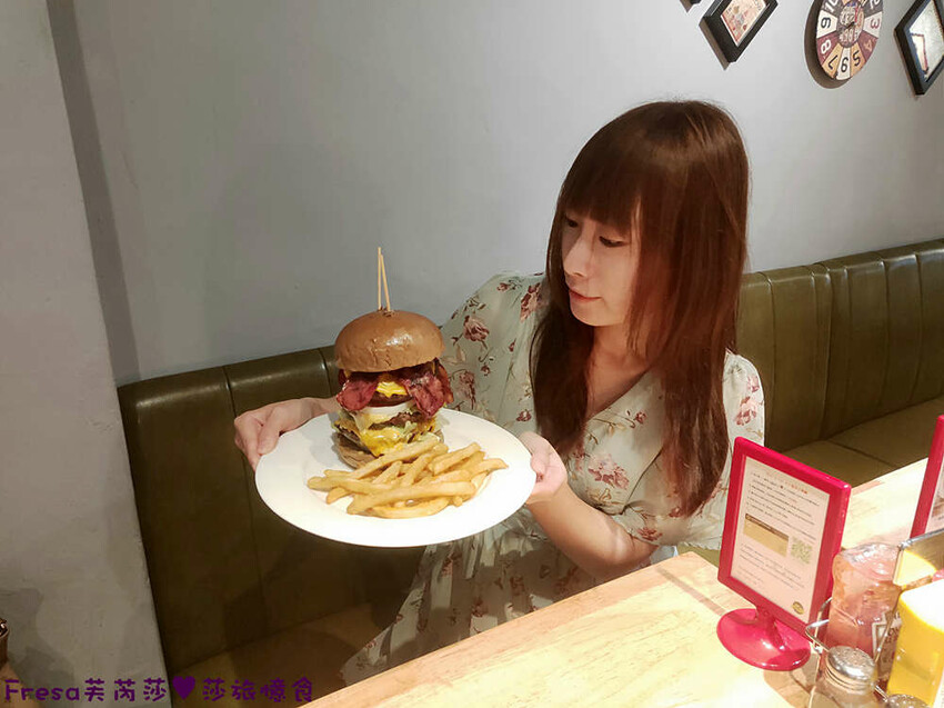 台北漢堡【史丹貓美式餐廳】西門町聚餐推薦！全日供餐松露香！比臉大的牛肉漢堡│義大利麵│運動賽事│萬華美食 - Fresa芙芮莎♥莎旅憶食