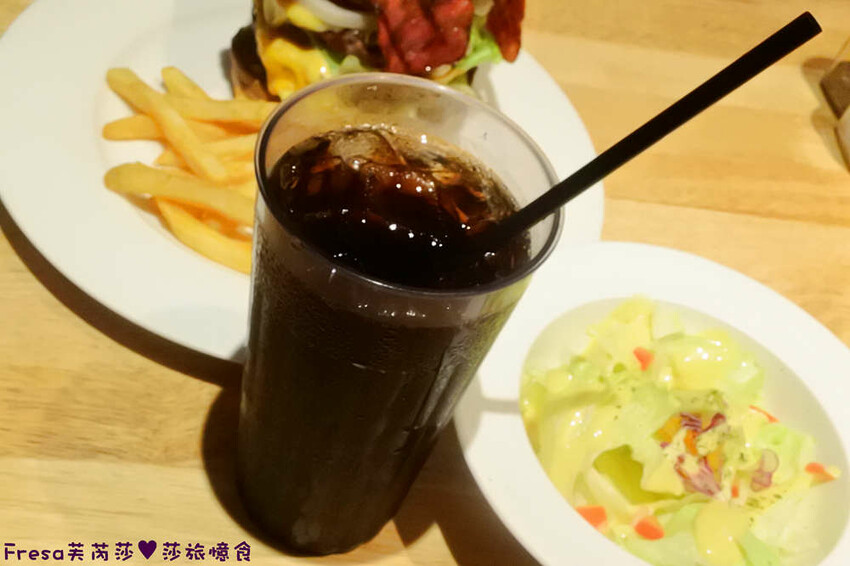 台北漢堡【史丹貓美式餐廳】西門町聚餐推薦！全日供餐松露香！比臉大的牛肉漢堡│義大利麵│運動賽事│萬華美食 - Fresa芙芮莎♥莎旅憶食