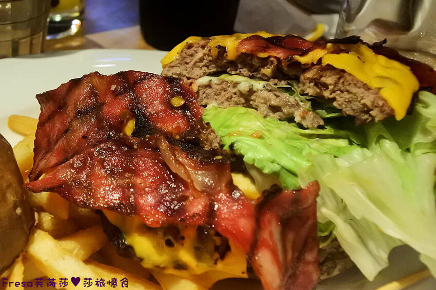台北漢堡【史丹貓美式餐廳】西門町聚餐推薦！全日供餐松露香！比臉大的牛肉漢堡│義大利麵│運動賽事│萬華美食 - Fresa芙芮莎♥莎旅憶食