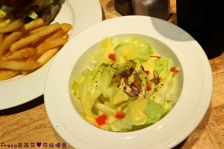 台北漢堡【史丹貓美式餐廳】西門町聚餐推薦！全日供餐松露香！比臉大的牛肉漢堡│義大利麵│運動賽事│萬華美食 - Fresa芙芮莎♥莎旅憶食