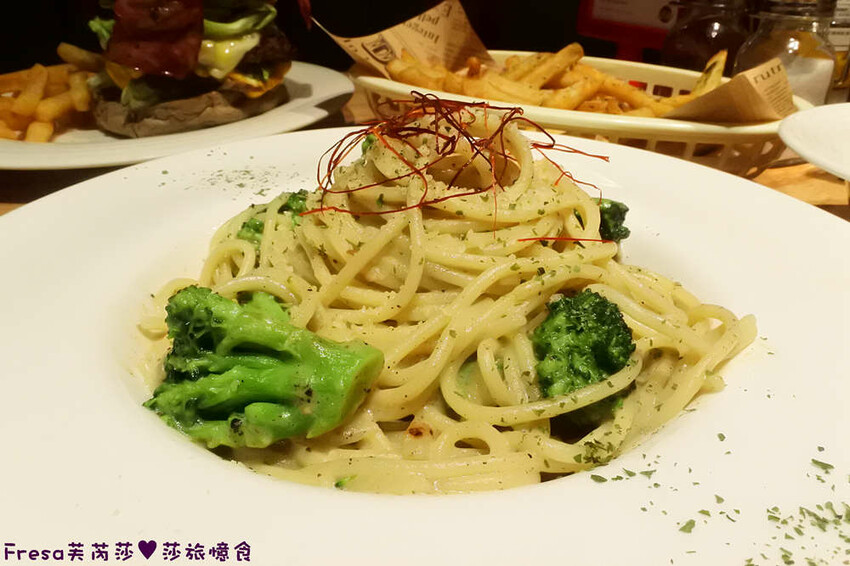 台北漢堡【史丹貓美式餐廳】西門町聚餐推薦！全日供餐松露香！比臉大的牛肉漢堡│義大利麵│運動賽事│萬華美食 - Fresa芙芮莎♥莎旅憶食