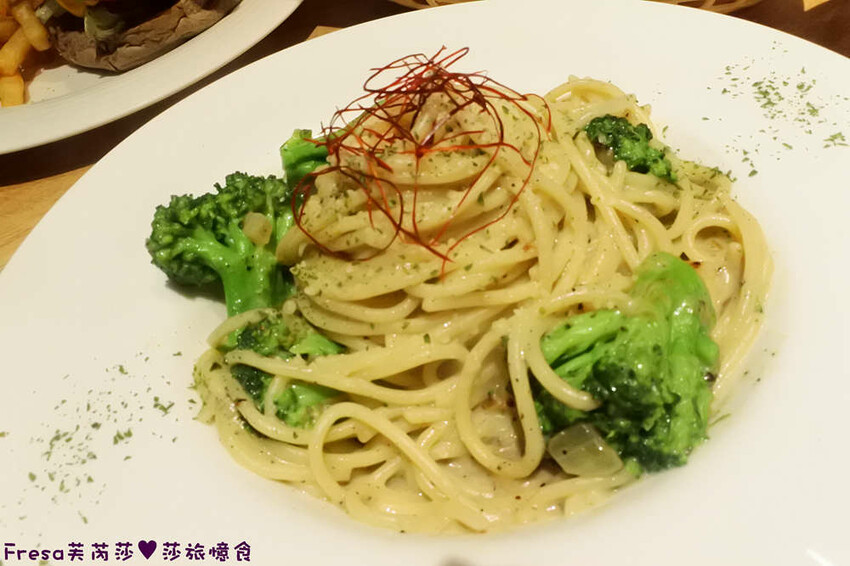 台北漢堡【史丹貓美式餐廳】西門町聚餐推薦！全日供餐松露香！比臉大的牛肉漢堡│義大利麵│運動賽事│萬華美食 - Fresa芙芮莎♥莎旅憶食