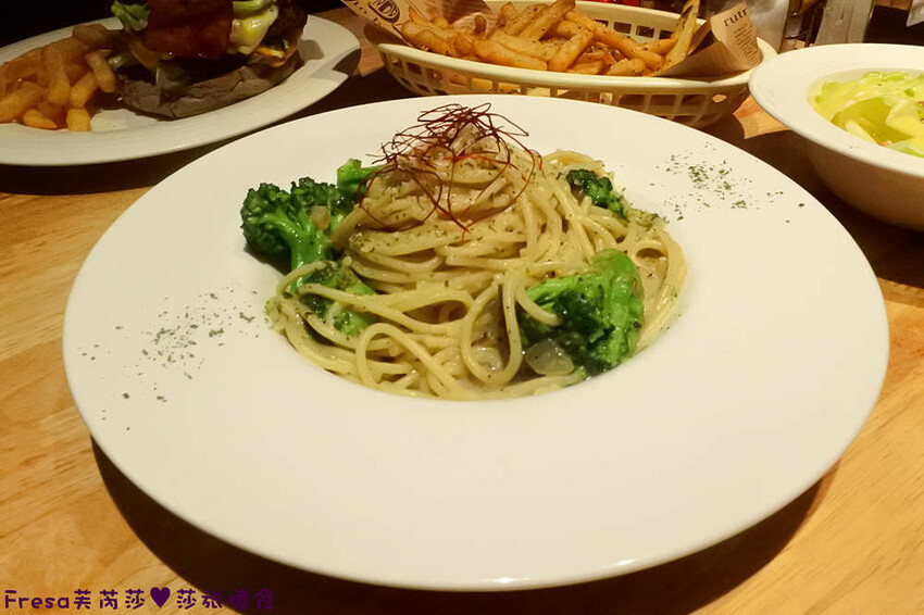 台北漢堡【史丹貓美式餐廳】西門町聚餐推薦！全日供餐松露香！比臉大的牛肉漢堡│義大利麵│運動賽事│萬華美食 - Fresa芙芮莎♥莎旅憶食