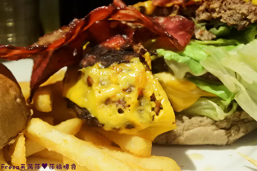 台北漢堡【史丹貓美式餐廳】西門町聚餐推薦！全日供餐松露香！比臉大的牛肉漢堡│義大利麵│運動賽事│萬華美食 - Fresa芙芮莎♥莎旅憶食
