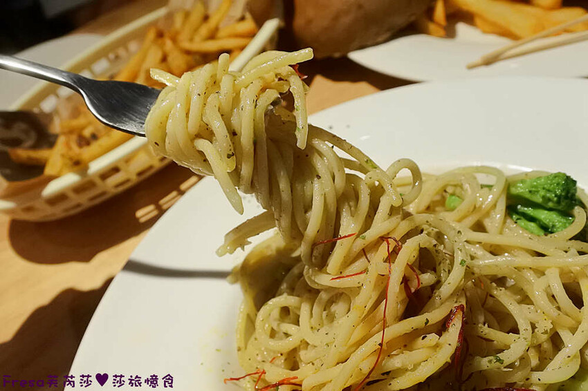 台北漢堡【史丹貓美式餐廳】西門町聚餐推薦！全日供餐松露香！比臉大的牛肉漢堡│義大利麵│運動賽事│萬華美食 - Fresa芙芮莎♥莎旅憶食