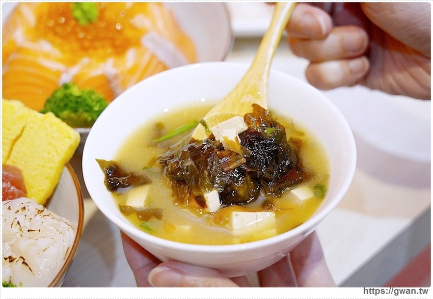 台中新開平價壽司,超厚鮭魚肚,滿滿油花好嫩口,還有味增湯只要15元!