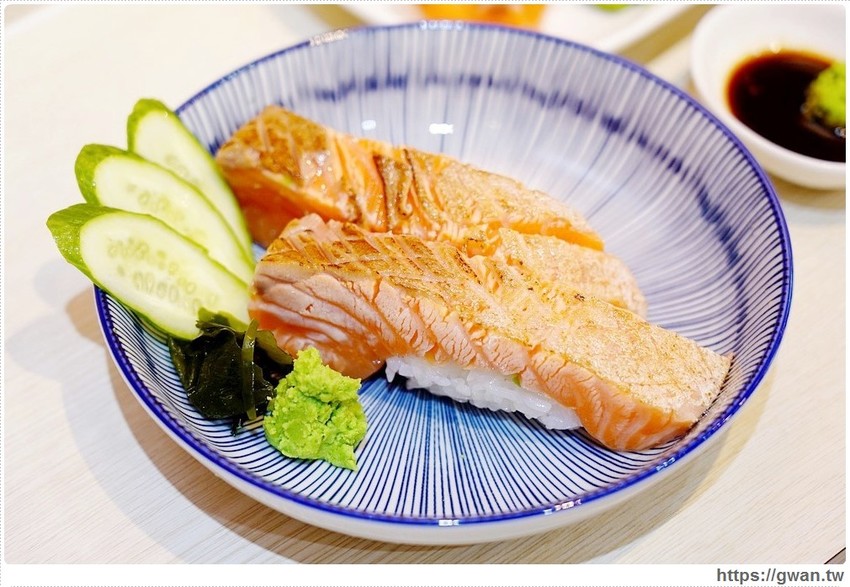 台中新開平價壽司,超厚鮭魚肚,滿滿油花好嫩口,還有味增湯只要15元!