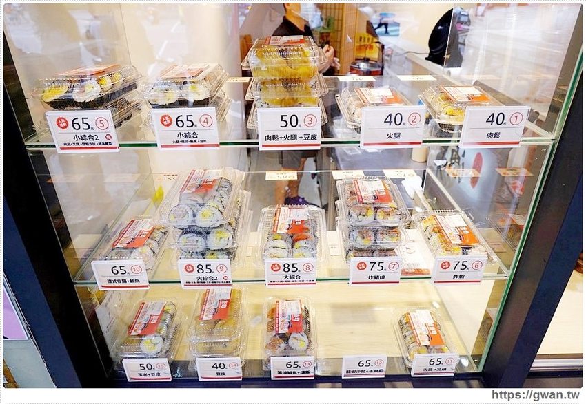 台中新開平價壽司,超厚鮭魚肚,滿滿油花好嫩口,還有味增湯只要15元!