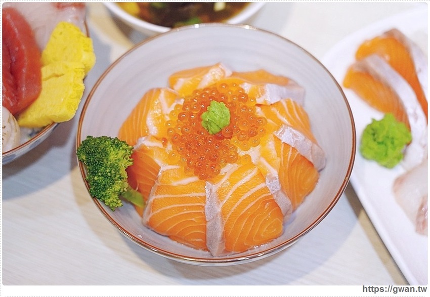 台中新開平價壽司,超厚鮭魚肚,滿滿油花好嫩口,還有味增湯只要15元!