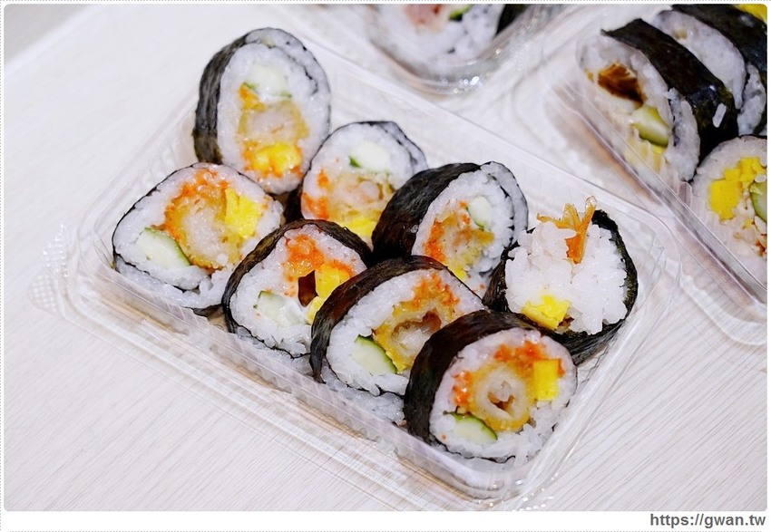 台中新開平價壽司,超厚鮭魚肚,滿滿油花好嫩口,還有味增湯只要15元!