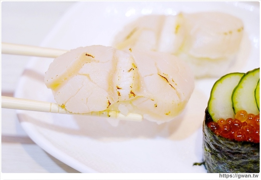 台中新開平價壽司,超厚鮭魚肚,滿滿油花好嫩口,還有味增湯只要15元!