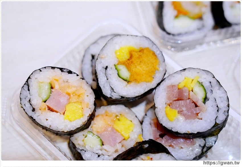 台中新開平價壽司,超厚鮭魚肚,滿滿油花好嫩口,還有味增湯只要15元!