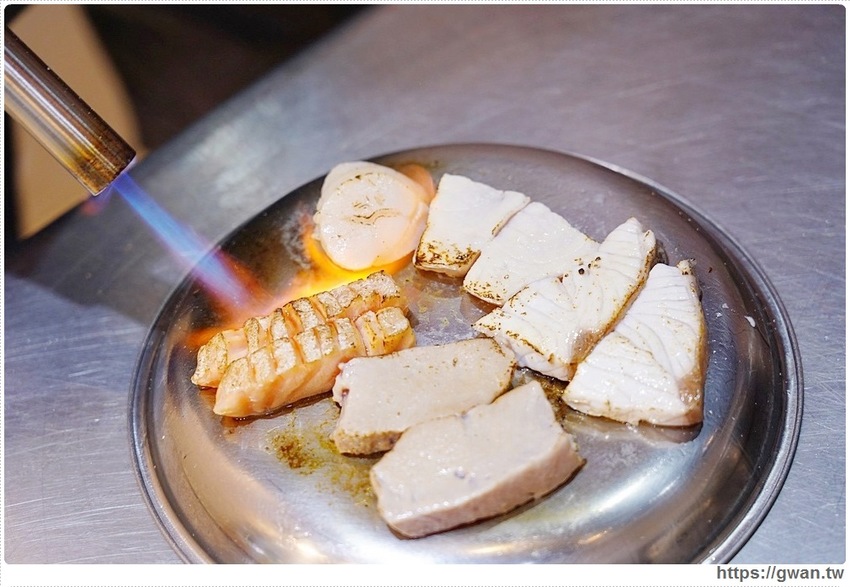 台中新開平價壽司,超厚鮭魚肚,滿滿油花好嫩口,還有味增湯只要15元!