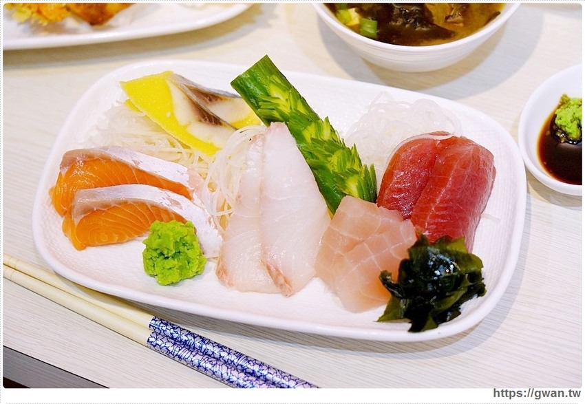 台中新開平價壽司,超厚鮭魚肚,滿滿油花好嫩口,還有味增湯只要15元!