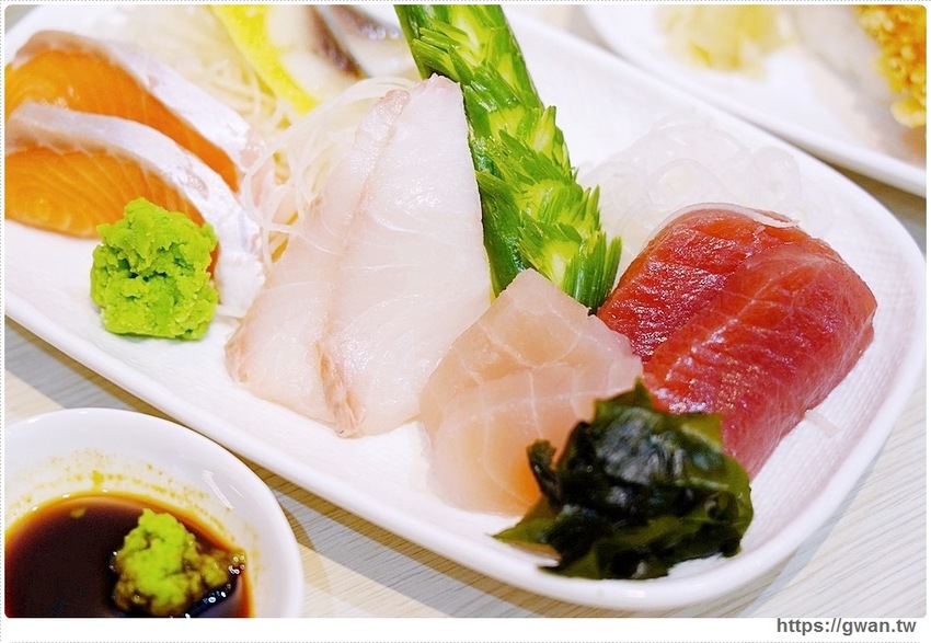 台中新開平價壽司,超厚鮭魚肚,滿滿油花好嫩口,還有味增湯只要15元!