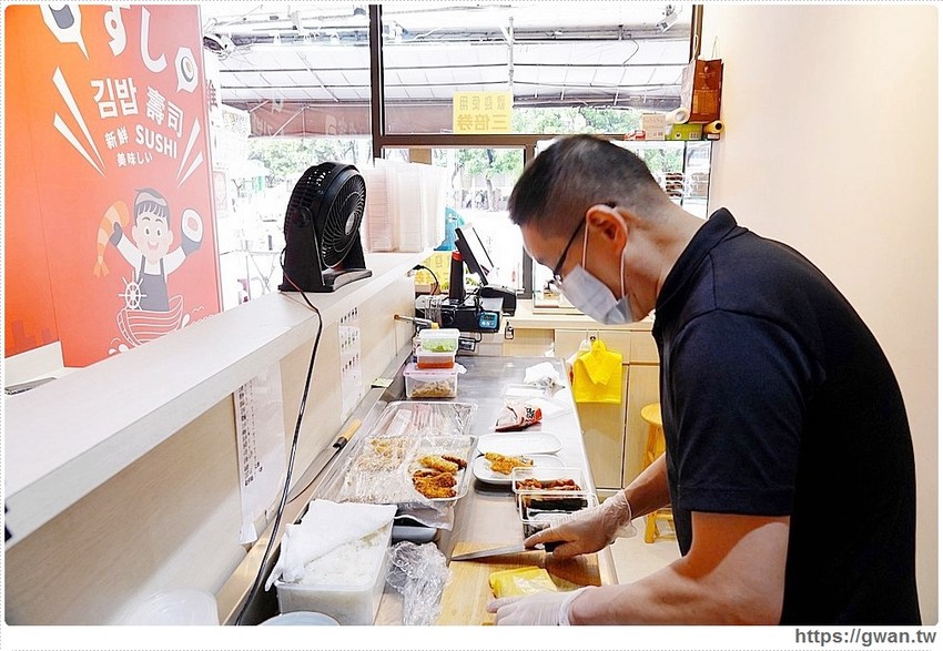 台中新開平價壽司,超厚鮭魚肚,滿滿油花好嫩口,還有味增湯只要15元!